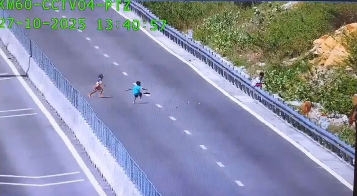 3 thiếu niên người Raglai ra giữa đường cao tốc đùa giỡn, ném đá -0