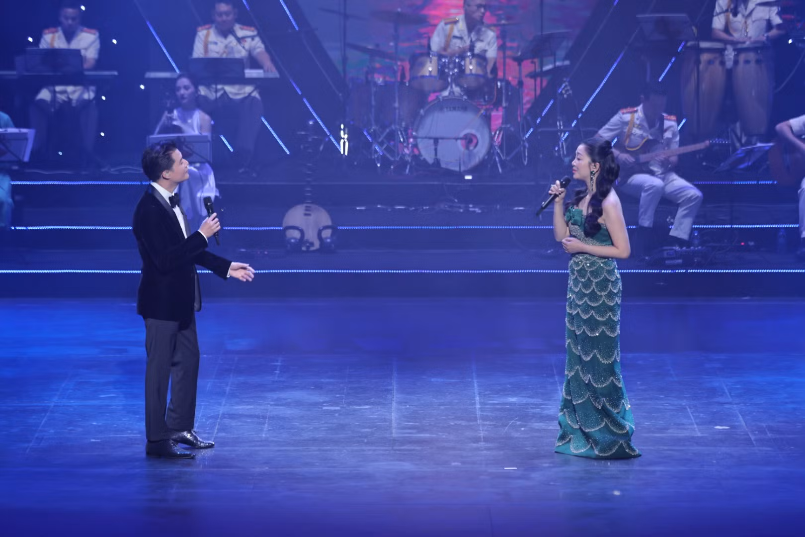 Dàn sao biểu diễn ủng hộ đồng bào bị ảnh hưởng bão lũ trong chương trình “Thắp sáng yêu thương” -0