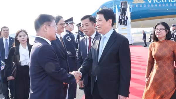 Chủ tịch nước Lương Cường đến Hàn Quốc, bắt đầu chương trình dự APEC 2025