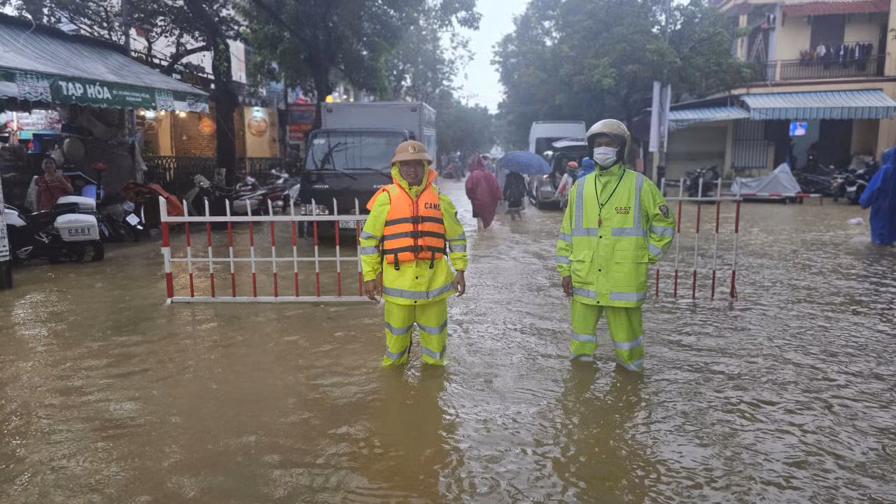Lũ dâng trong đêm ở phố cổ Hội An, nước tràn ngập nhiều tuyến đường -1