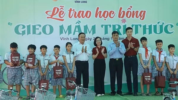 Agribank Chi nhánh Phú Nhuận trao học bổng “Gieo mầm tri thức”&nbsp;tại tỉnh Vĩnh Long