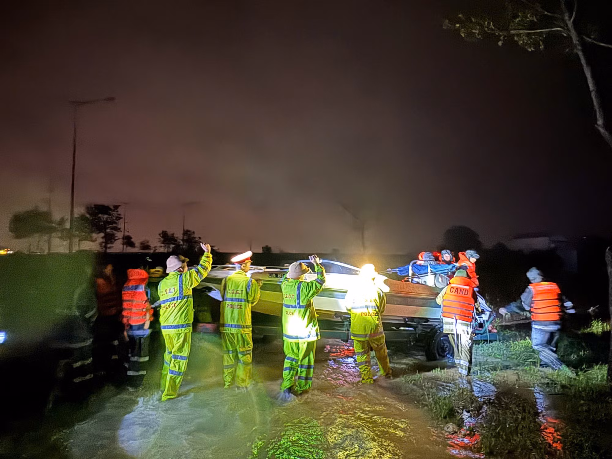 Đà Nẵng căng mình trong lũ, 6 người chết, 4 người mất tích, hàng chục nghìn hộ ngập sâu -0