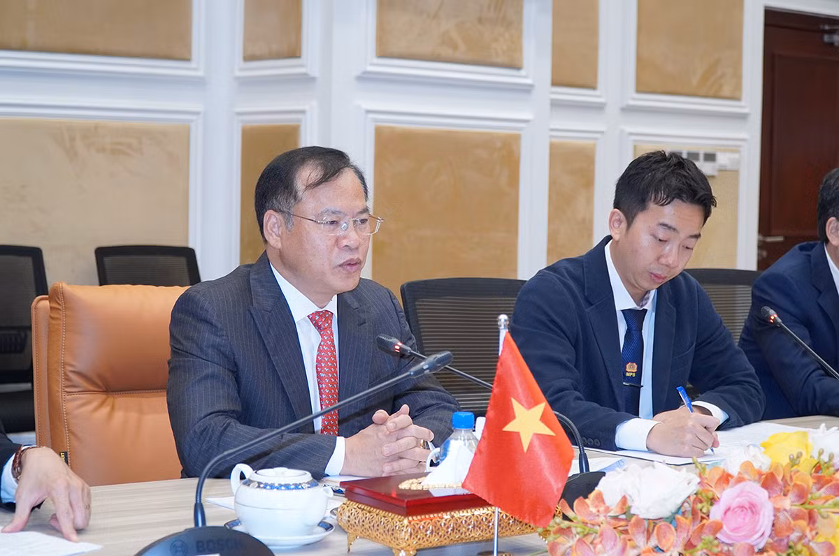 Thứ trưởng Nguyễn Văn Long hội đàm với Tổng cục trưởng Tổng cục Công an quốc gia, Bộ Nội vụ Vương quốc Campuchia -1