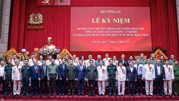 Cục Pháp chế và cải cách hành chính, tư pháp vinh dự đón nhận Huân chương Bảo vệ Tổ quốc hạng Nhất