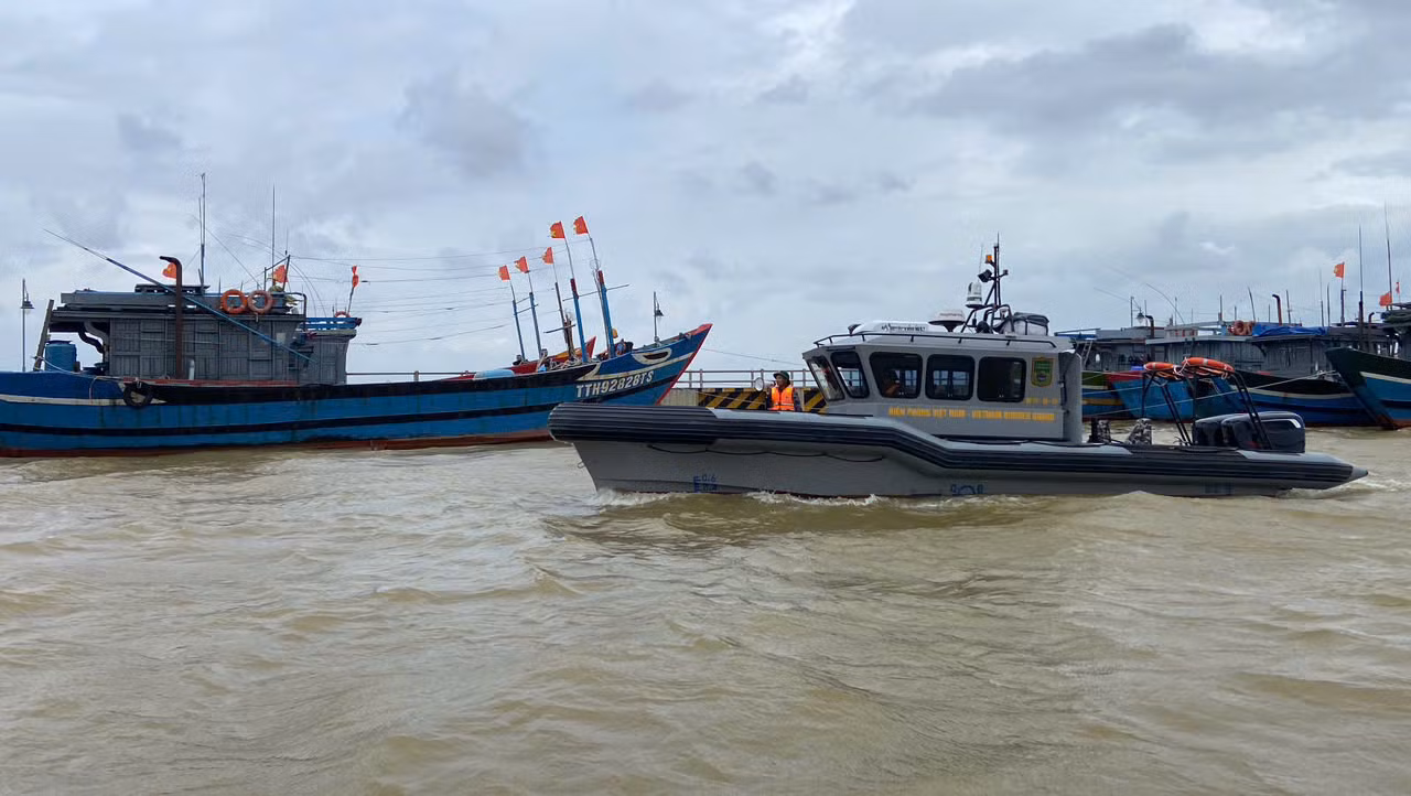 Triều cường dâng gây ngập lụt, hàng nghìn học sinh ở Huế nghỉ học -0