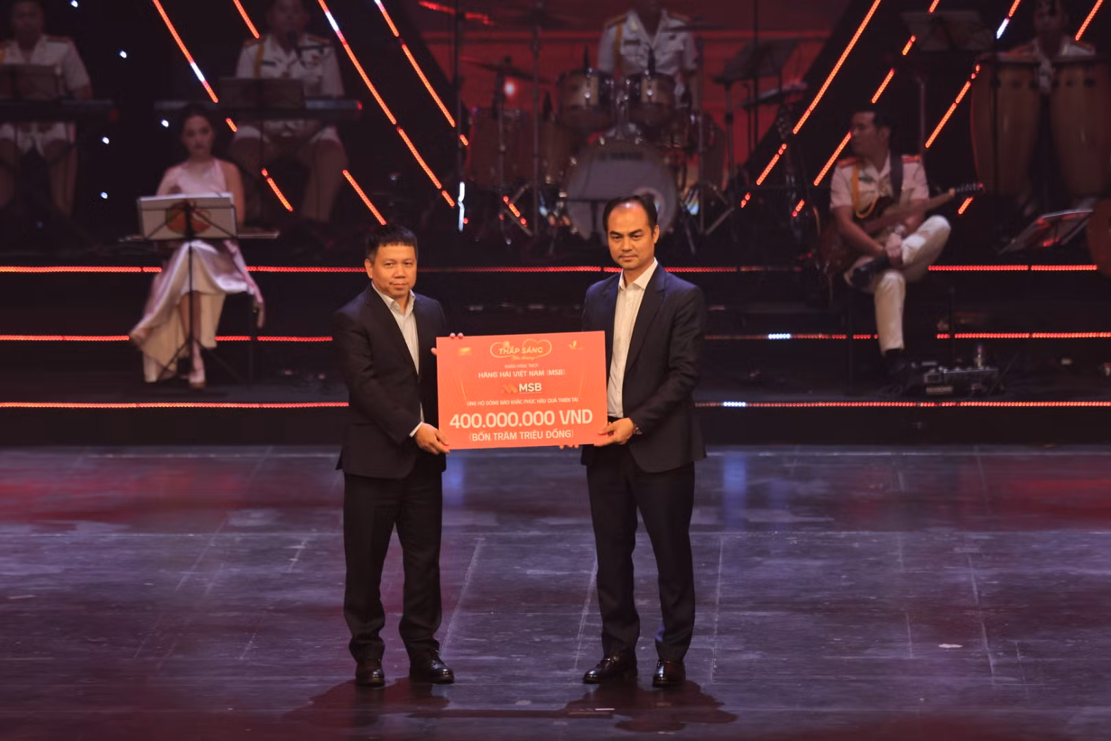 Dàn sao biểu diễn ủng hộ đồng bào bị ảnh hưởng bão lũ trong chương trình “Thắp sáng yêu thương” -1