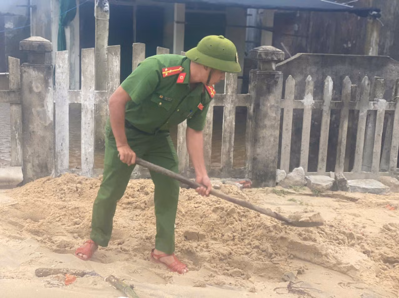 Công an phường ven biển ở Huế chủ động giúp dân ứng phó bão Thần Gió -1