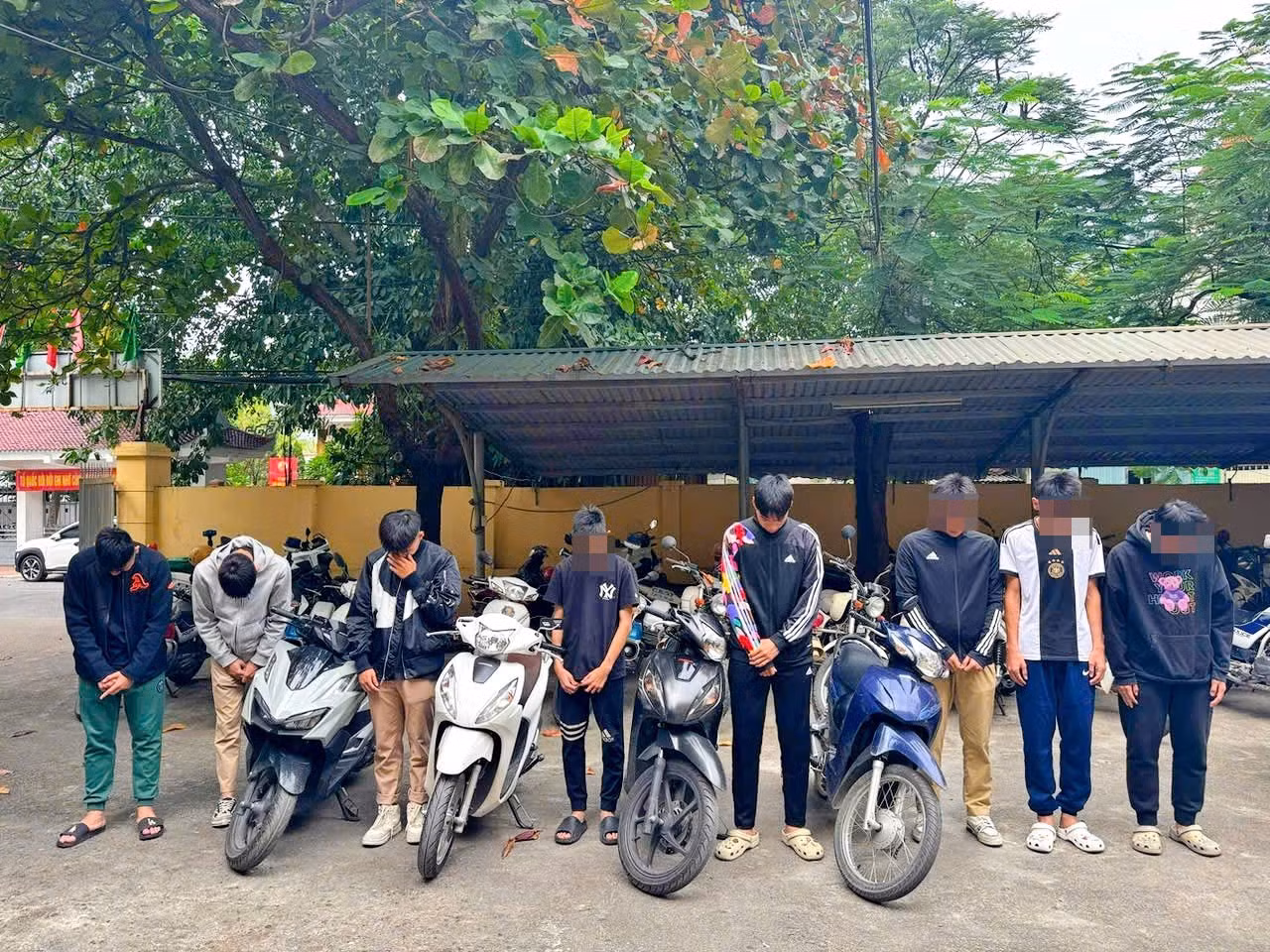 Phạt gần 25 triệu nhóm thanh niên ngông nghênh vi phạm giao thông -0