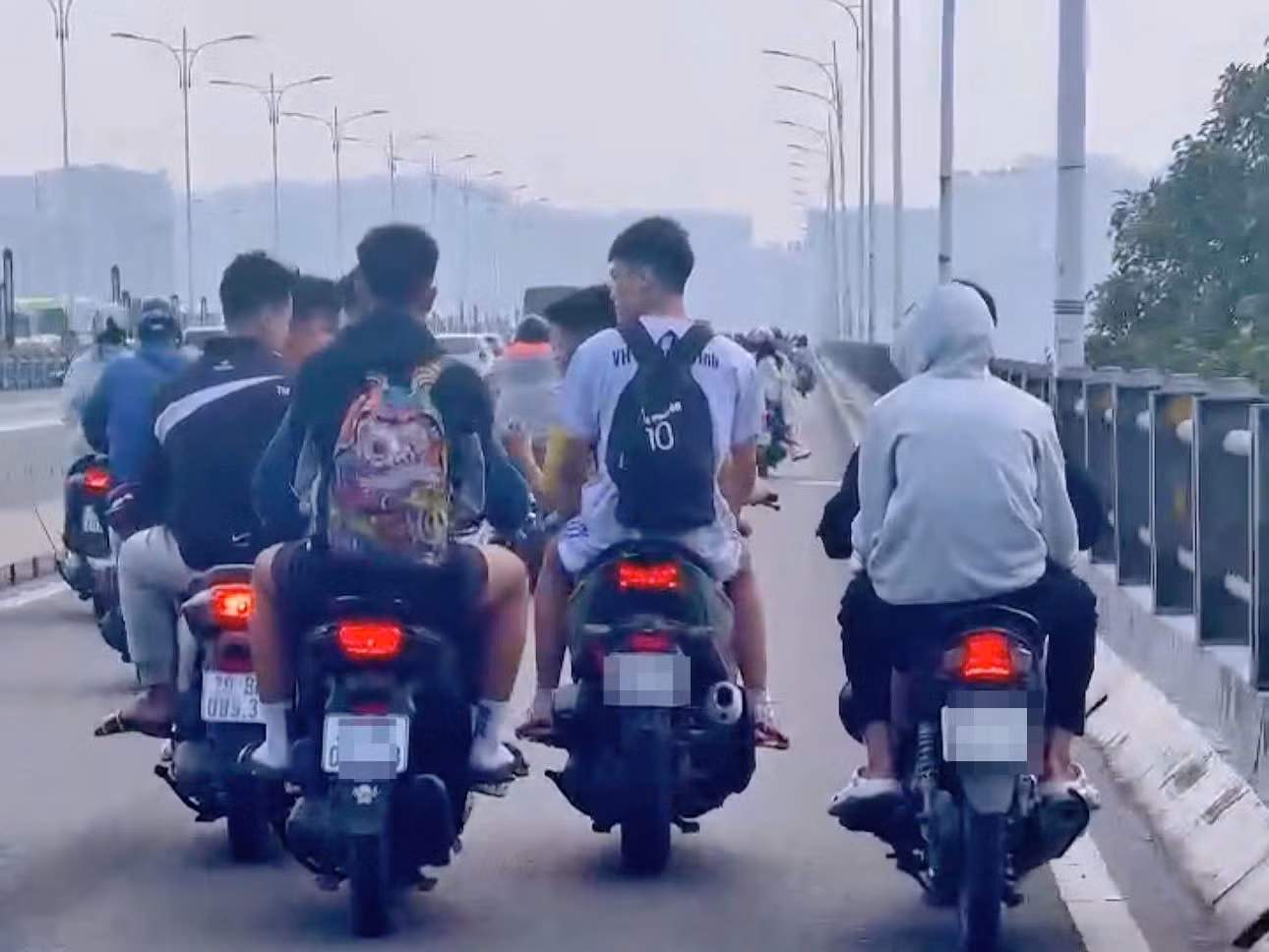 Phạt gần 25 triệu nhóm thanh niên ngông nghênh vi phạm giao thông -0