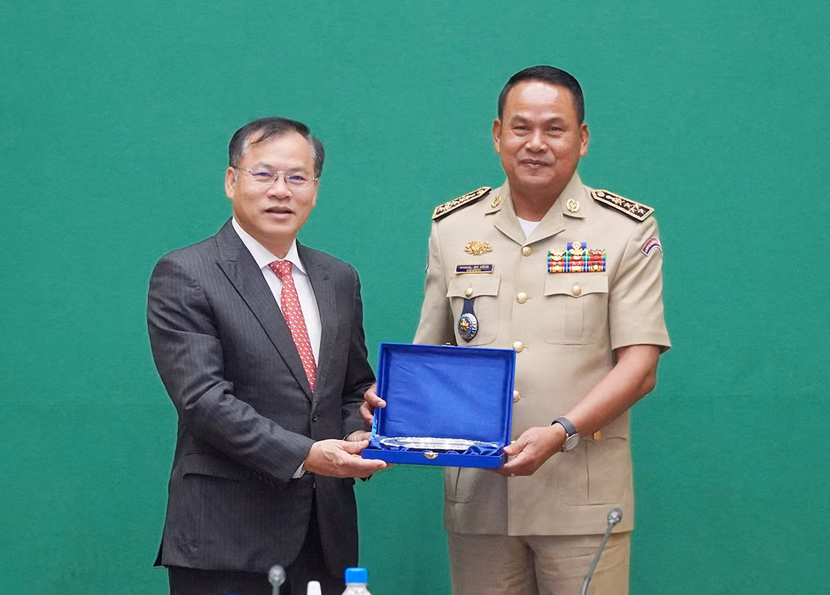 Thứ trưởng Nguyễn Văn Long hội đàm với Tổng cục trưởng Tổng cục Công an quốc gia, Bộ Nội vụ Vương quốc Campuchia -4