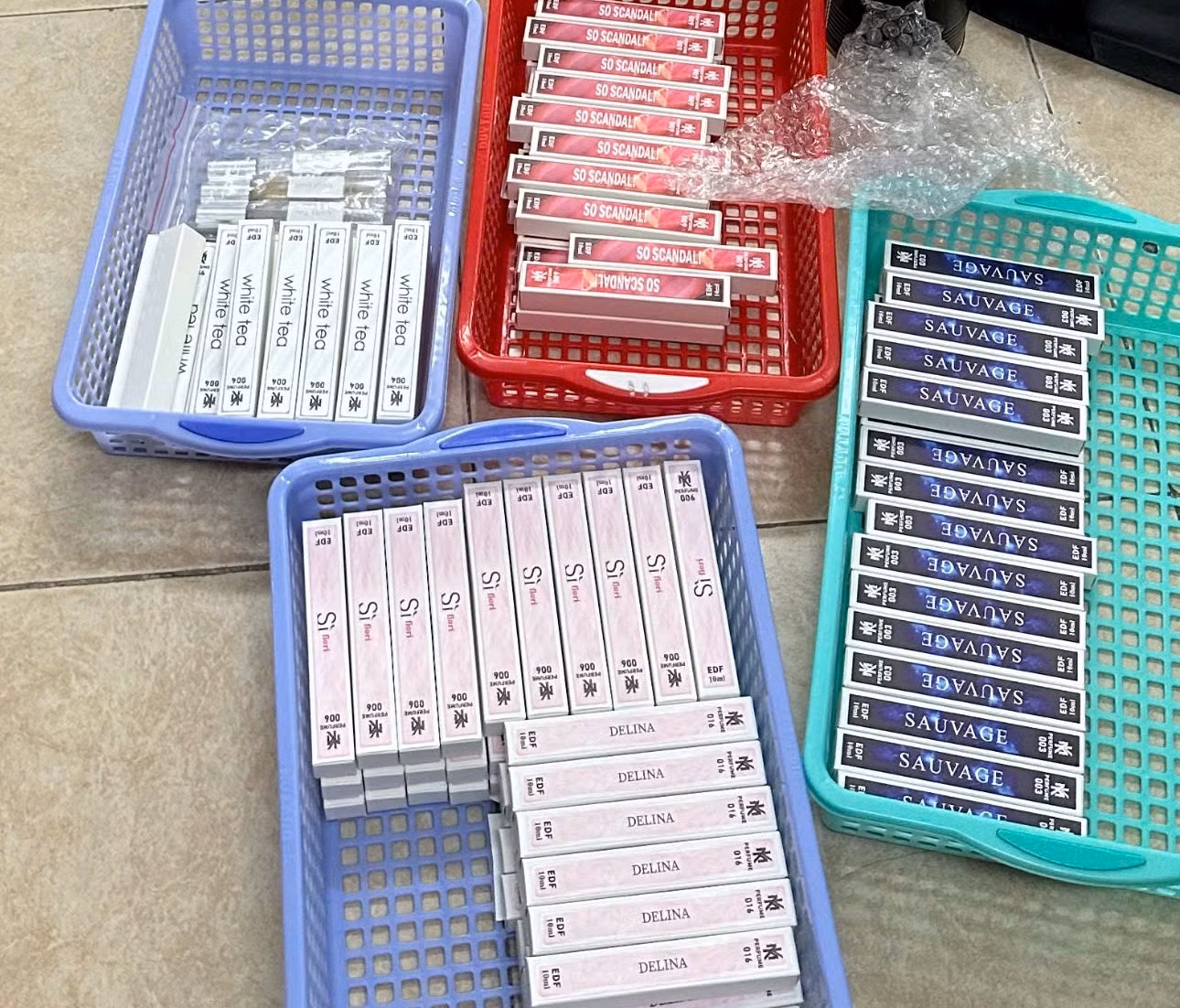 Triệt phá đường dây sản xuất, buôn bán hàng chục ngàn chai nước hoa giả các thương hiệu nổi tiếng -1