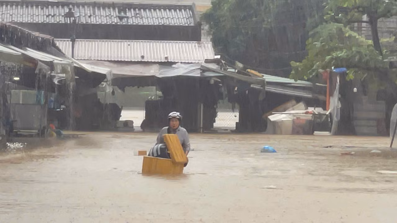 Lũ dâng trong đêm ở phố cổ Hội An, nước tràn ngập nhiều tuyến đường -4