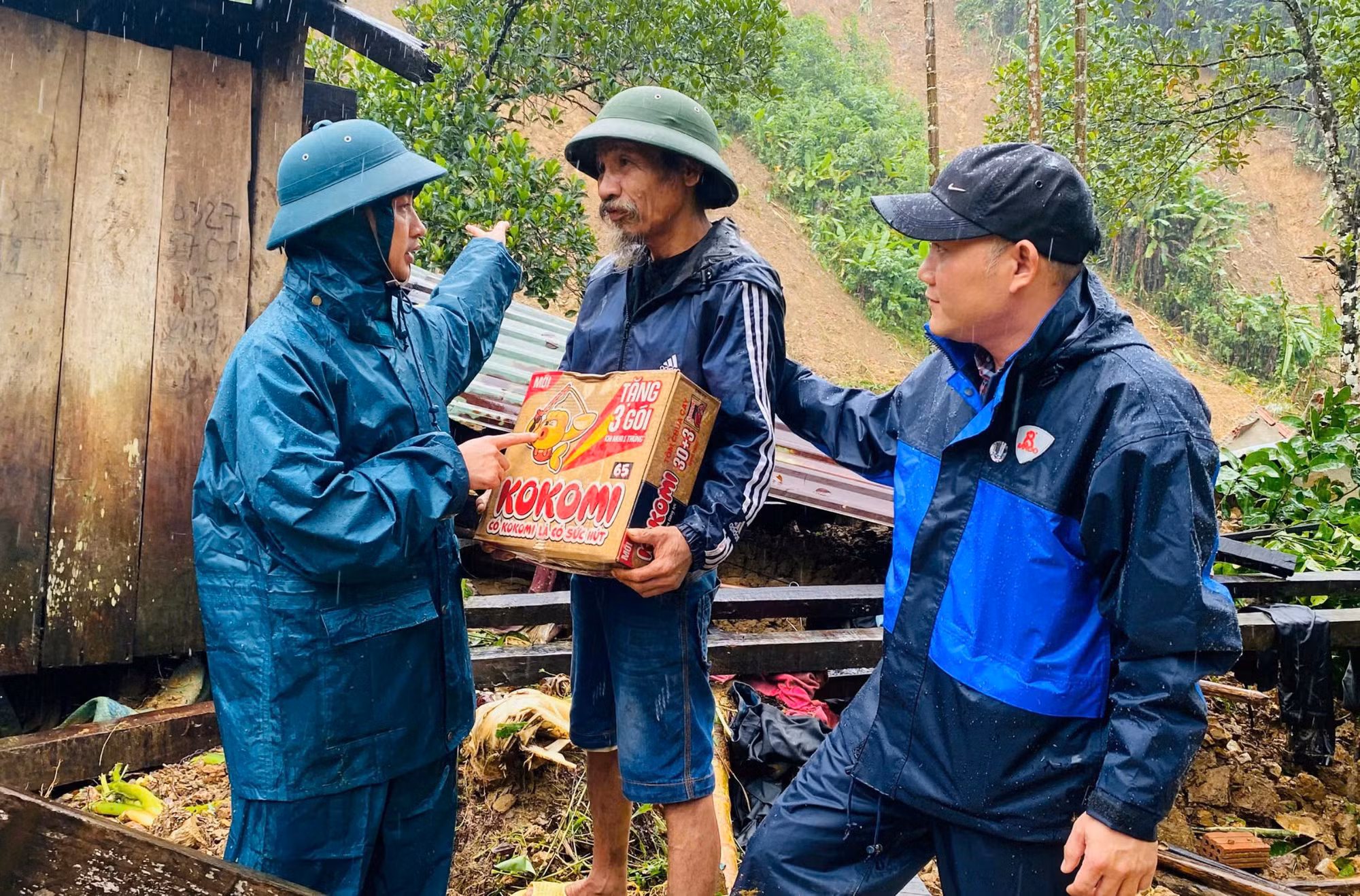 Đà Nẵng: Lũ quét, sạt lở xóa sổ hàng chục ngôi nhà, vùi lấp người dân -0