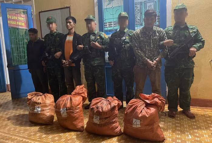 Bắt 2 đối tượng đang vận chuyển 160 kg thuốc nổ TNT ở biên giới -0