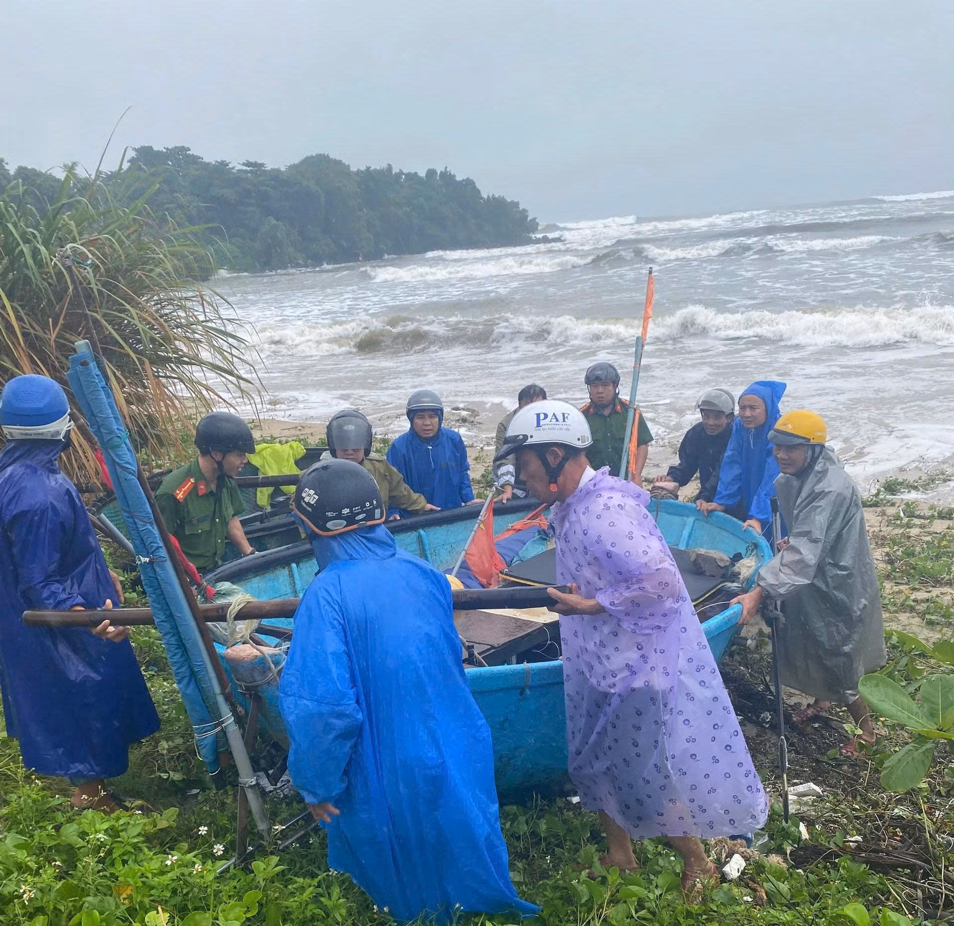 Đà Nẵng: Không có chủ trương chỉ đạo nghỉ làm việc, dừng hoạt động chợ từ chiều 22/10 do bão số 12. -0