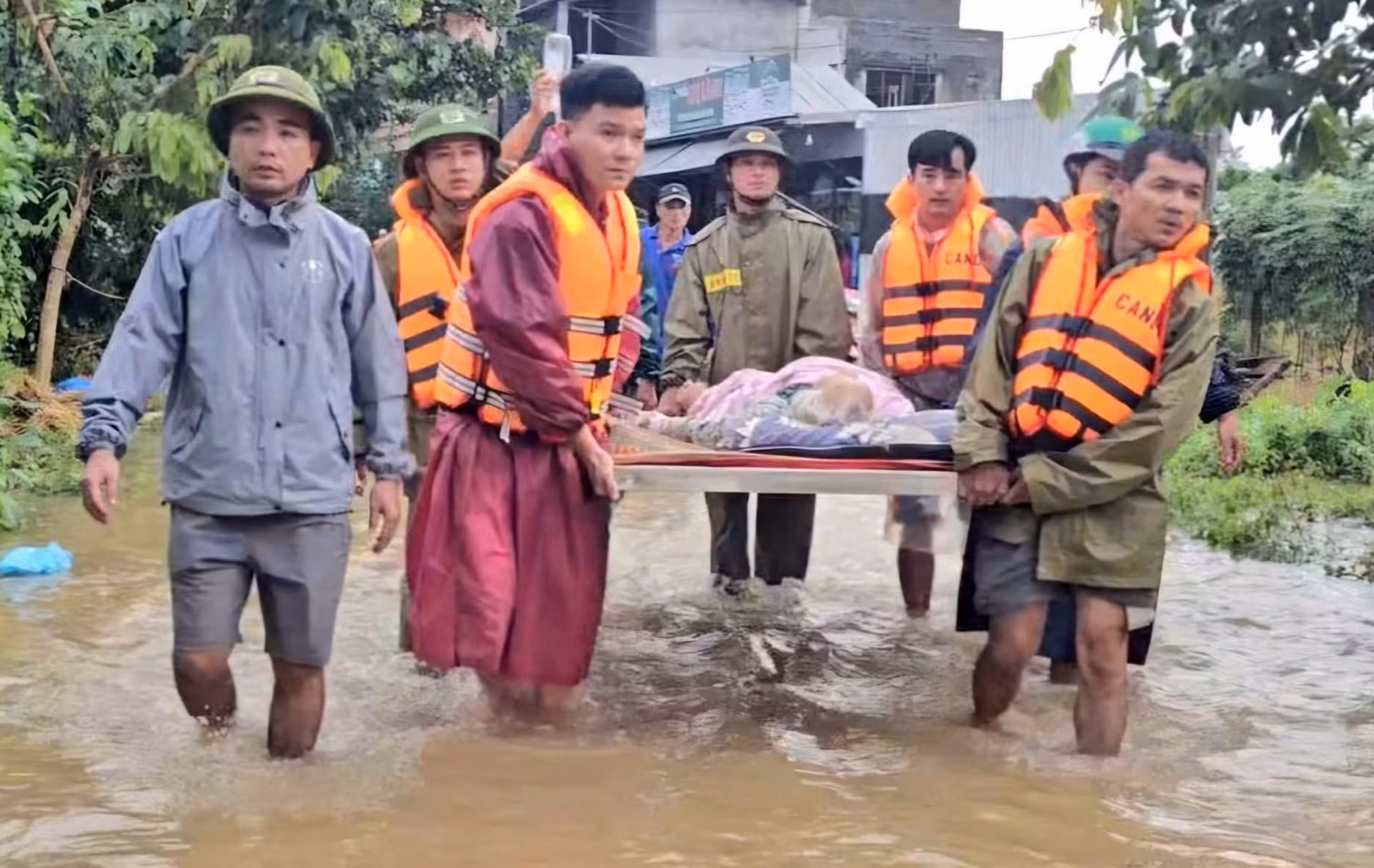Công an xã kịp thời hỗ trợ Mẹ Việt Nam anh hùng bị bạo bệnh trong lũ dữ -0