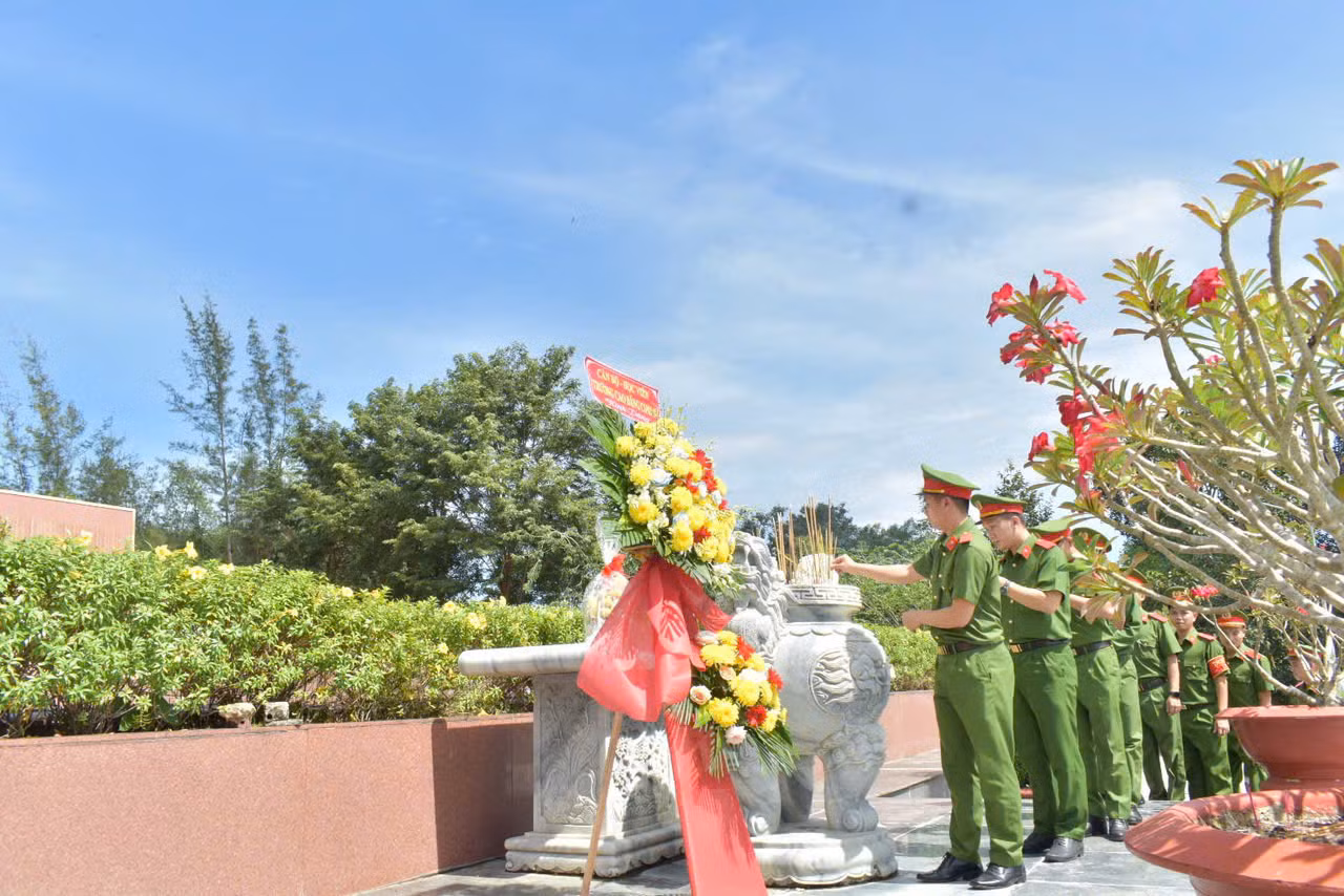 Dâng hương tri ân các anh hùng, liệt sĩ Ban An ninh Trung ương Cục miền Nam -0