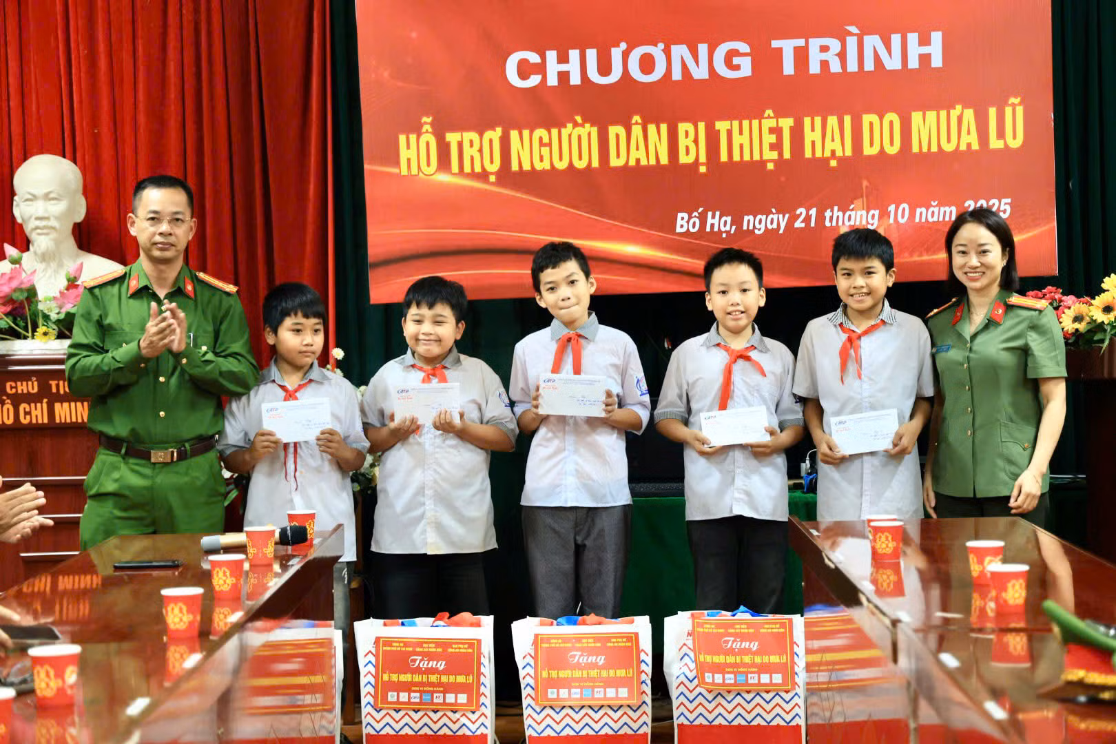 Học viện CSND và các nhà tài trợ ủng hộ người dân bị thiệt hại do mưa lũ tại Bắc Ninh -0