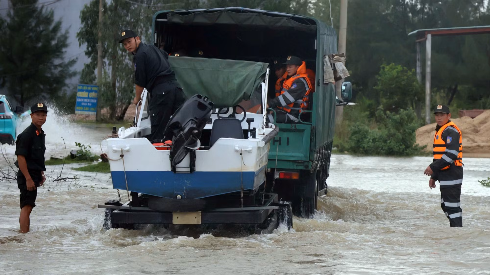 Trung đoàn Cảnh sát cơ động Trung Bộ hỗ trợ người dân ứng phó mưa lũ -0