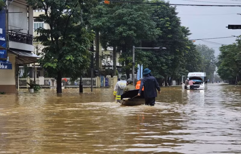 Trong mưa lũ càng nêu cao tinh thần vì nhân dân phục vụ -1