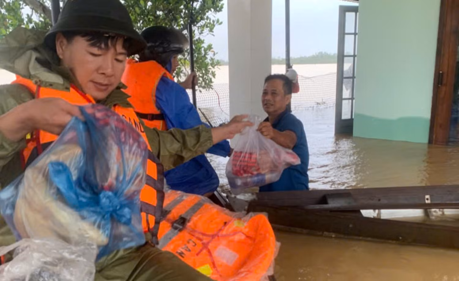 Kiên cường trong lũ dữ, làm điểm tựa vững chắc cho nhân dân -0