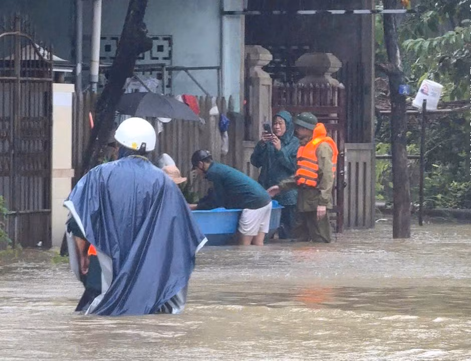 Công an xứ Huế ngâm mình trong lũ hỗ trợ di dời người dân -0