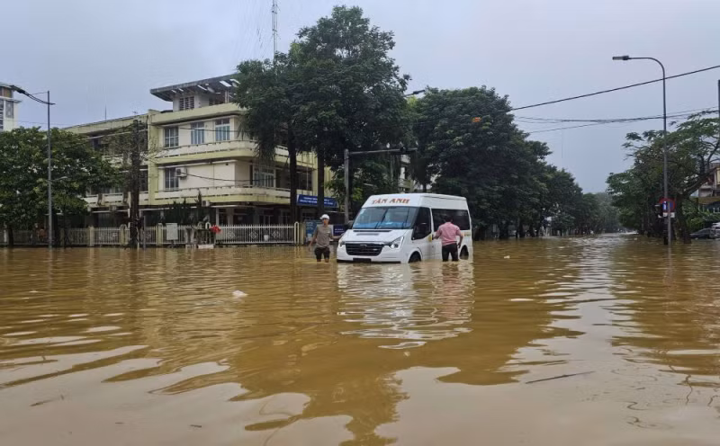 Trong mưa lũ càng nêu cao tinh thần vì nhân dân phục vụ -0