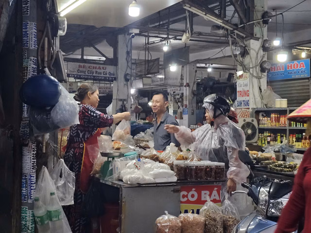 Người dân Đà Nẵng tất bật dự trữ hàng hóa, sẵn sàng ứng phó bão số 12 -1