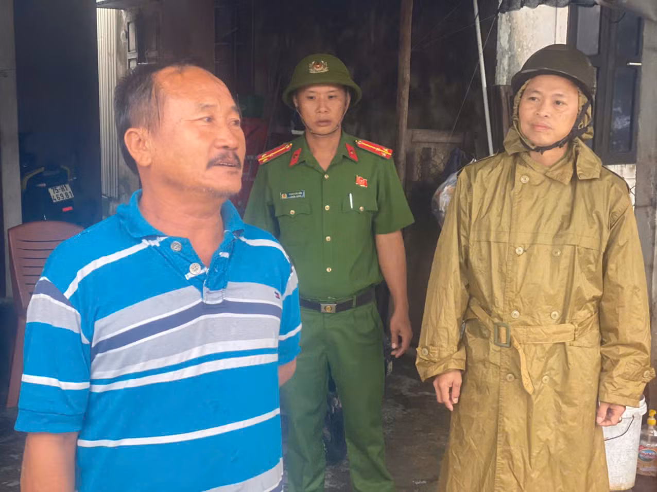 Công an phường ven biển ở Huế chủ động giúp dân ứng phó bão Thần Gió -0