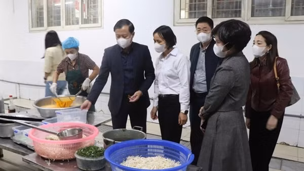 Bữa ăn học đường -&nbsp;nỗi lo từ nhà bếp