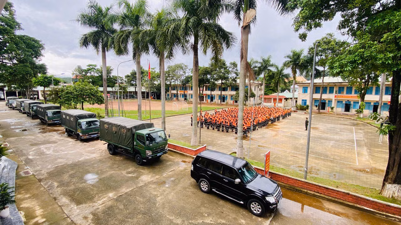 Đoàn CSĐN số 3 hỗ trợ trường học vùng cao Đà Nẵng di dời tài sản, sẵn sàng ứng phó bão số 12 -2