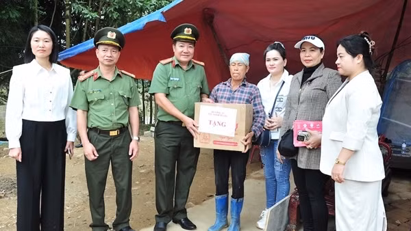 Thắm đượm nghĩa tình Cục Ngoại tuyến với người dân vùng lũ