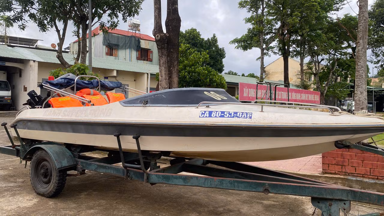 Đoàn CSĐN số 3 hỗ trợ trường học vùng cao Đà Nẵng di dời tài sản, sẵn sàng ứng phó bão số 12 -0