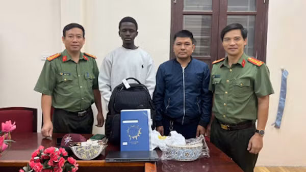 Công an xã hỗ trợ người nước ngoài tìm lại tài sản thất lạc