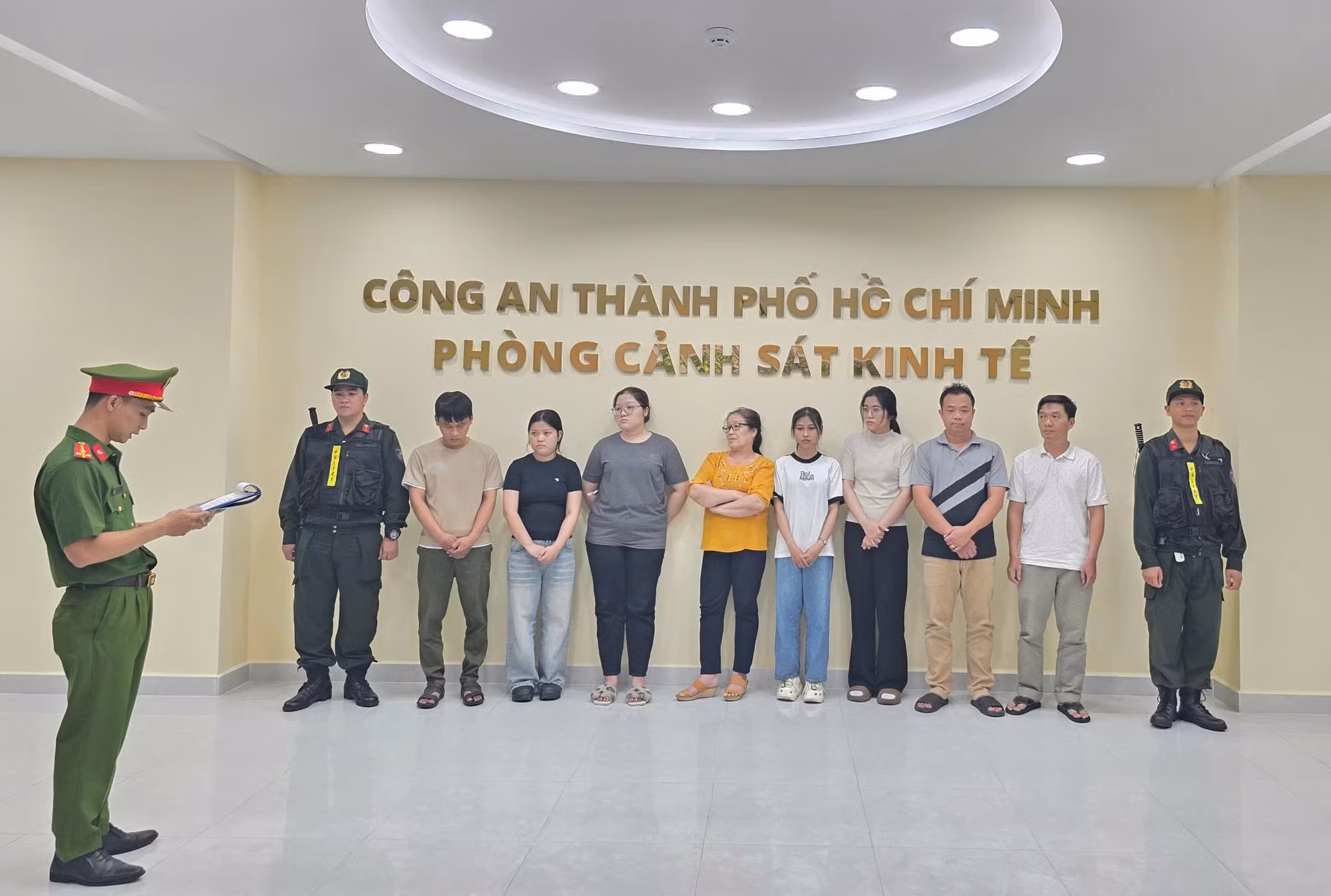 Triệt phá đường dây sản xuất, buôn bán hàng chục ngàn chai nước hoa giả các thương hiệu nổi tiếng -0