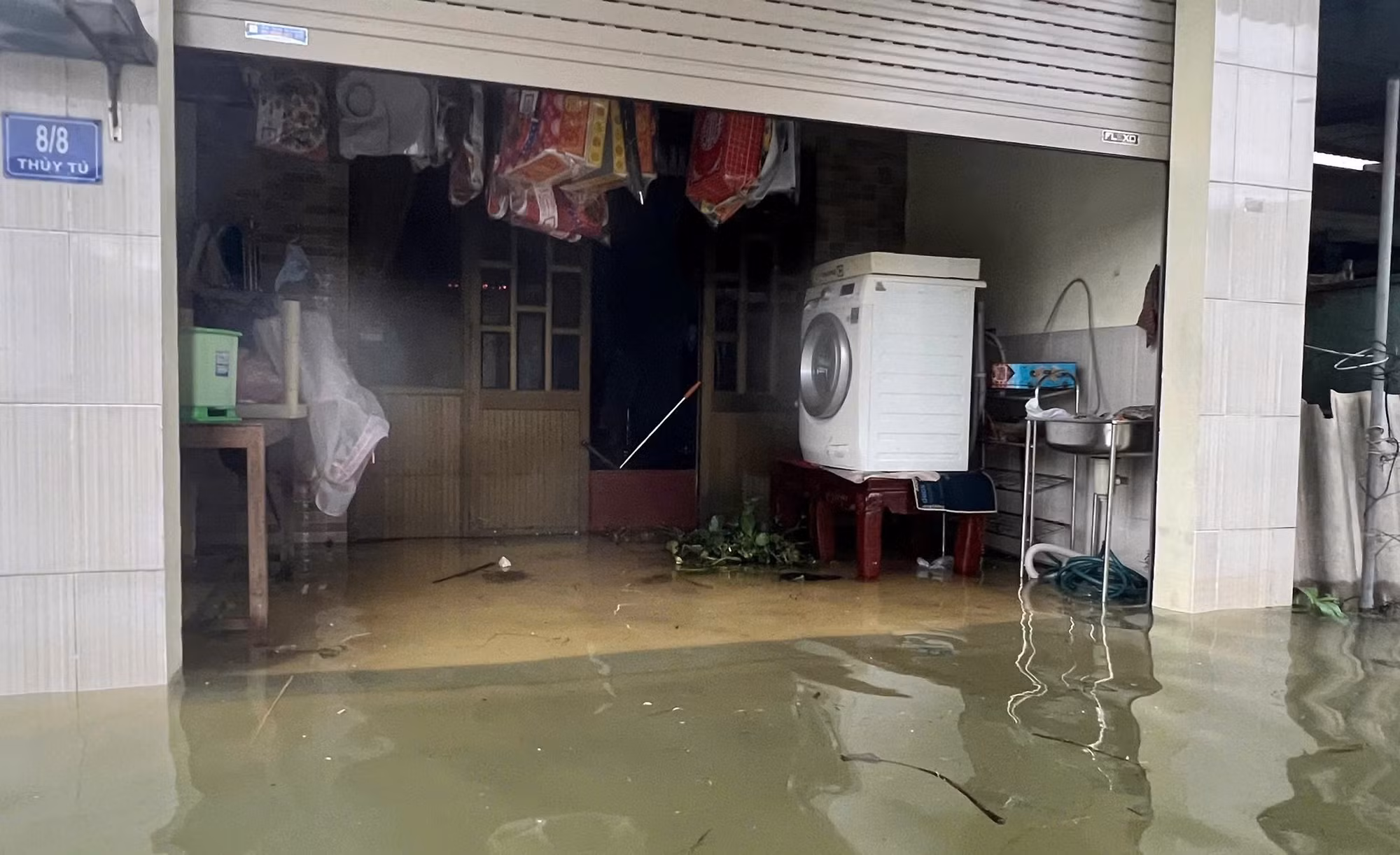 Nhiều vùng thấp trũng ở Huế còn ngập sâu, sạt lở chia cắt giao thông -1
