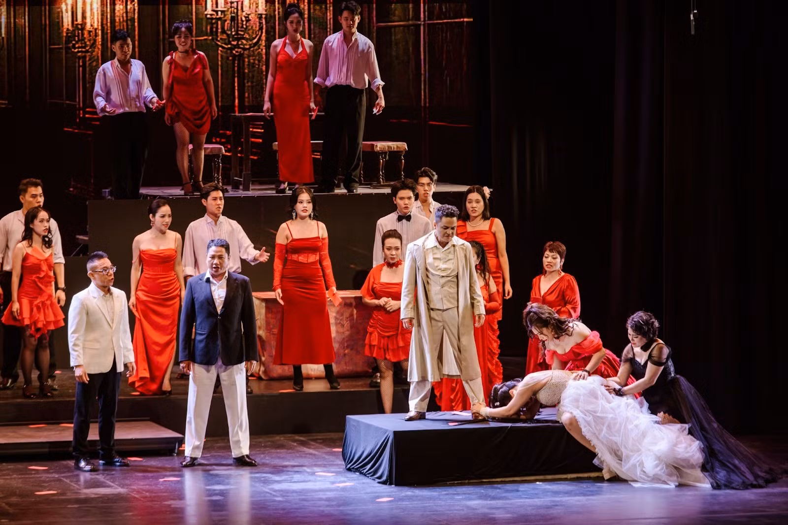 Khán giả Thủ đô “hòa mình” vào dòng chảy cảm xúc mãnh liệt của La Traviata -6