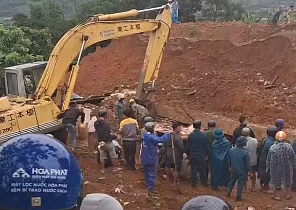 Tường nhà hàng xóm đổ sập vùi lấp nhà, 5 người trong gia đình thương vong -0