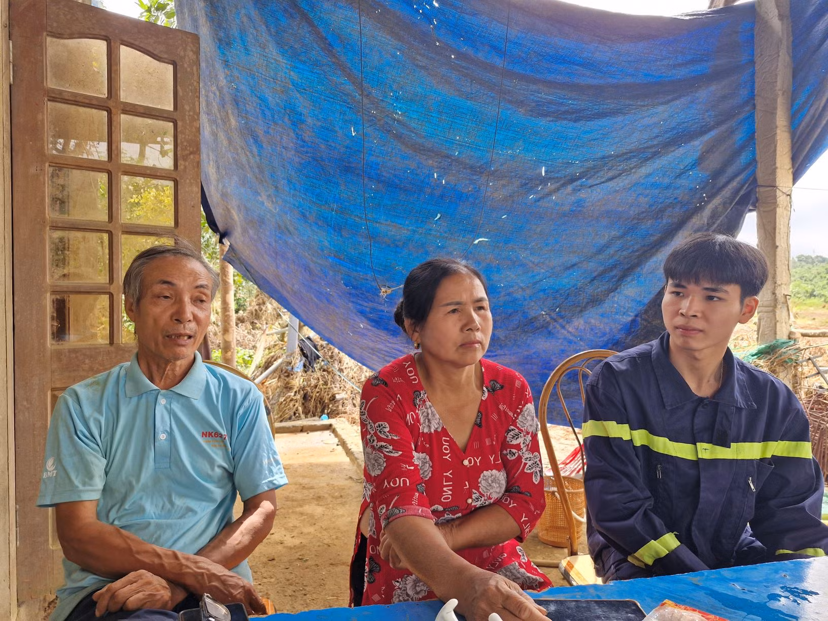 Phút sinh tử giữa dòng lũ dữ -0