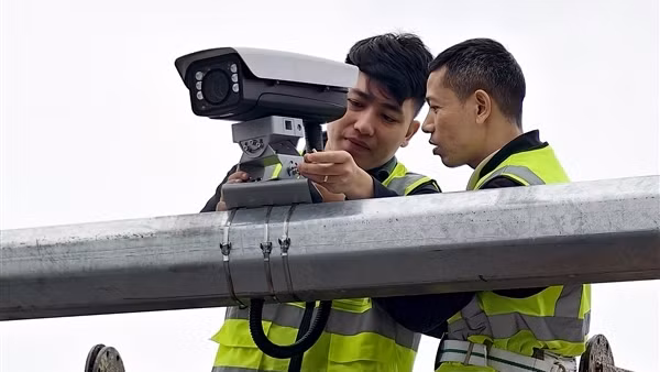 Cận cảnh gần 2.000 camera AI đang được lắp đặt ở Hà Nội