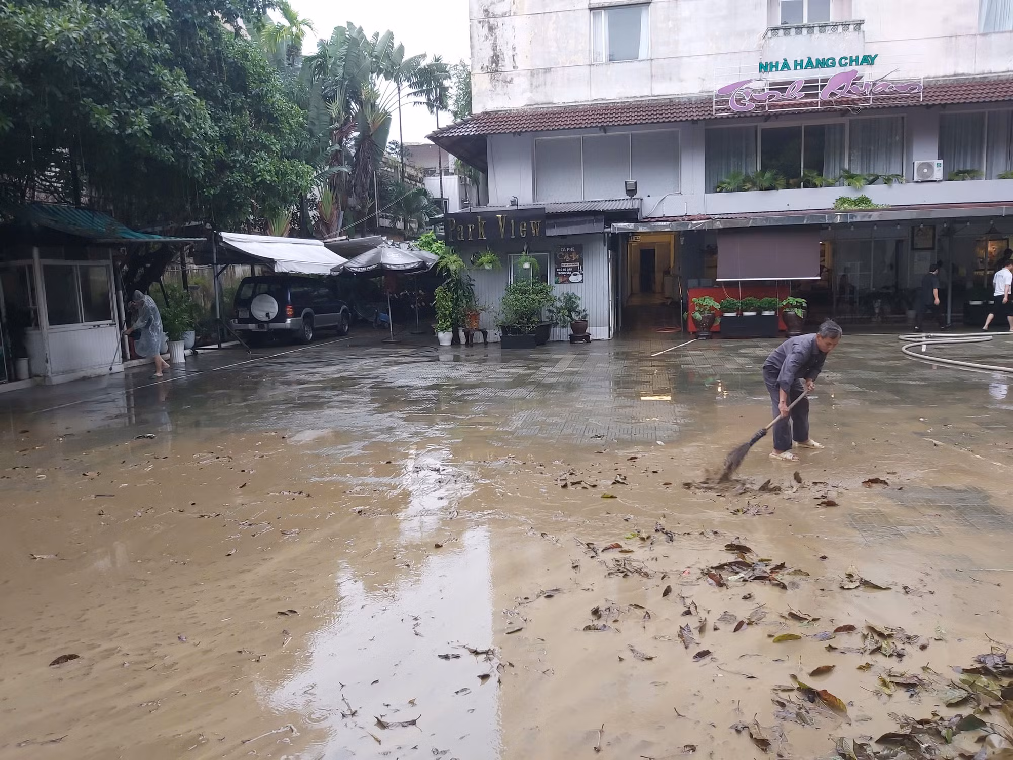 Phó Thủ tướng Trần Hồng Hà thăm hỏi, động viên cán bộ y tế và bệnh nhân ở TP Huế -0