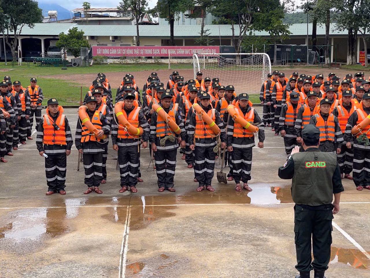 Đoàn CSĐN số 3 hỗ trợ trường học vùng cao Đà Nẵng di dời tài sản, sẵn sàng ứng phó bão số 12 -0