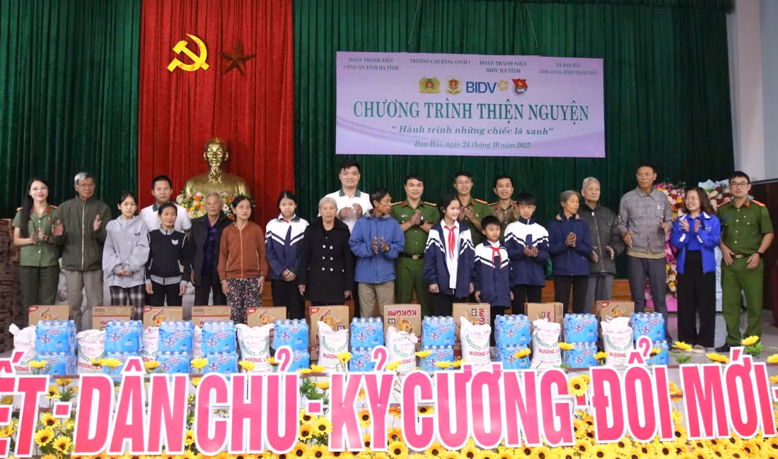 Nhiều hoạt động ý nghĩa của Trường Cao đẳng CSND I tại địa bàn bị mưa bão Nghệ An, Hà Tĩnh -0