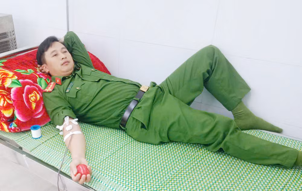 Đại úy Công an xã kịp thời hiến máu cứu người bệnh nguy kịch -0