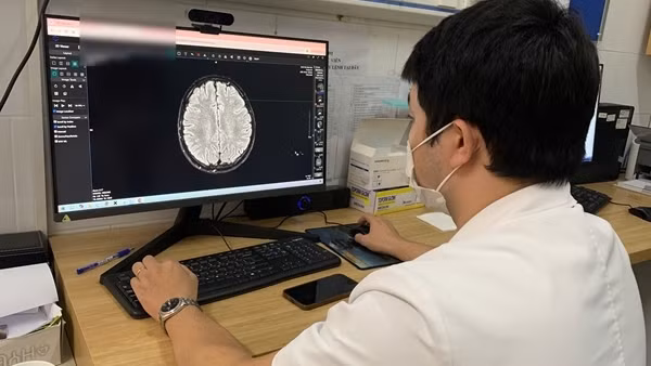 Nam sinh 15 tuổi bị rối loạn tâm thần, tổn thương não và tim vì thuốc lá điện tử