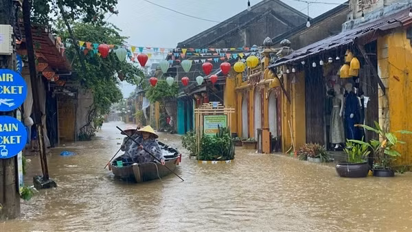 Mưa lũ dồn dập nhấn chìm nhiều tuyến phố Hội An