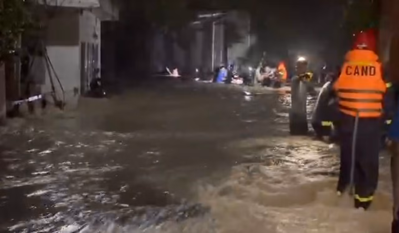 Xuyên đêm cứu 127 &nbsp;người thoát khỏi sự cố ngập sâu 2m do mưa lớn -0