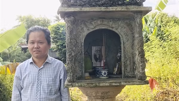 Viếng miếu thờ liệt sĩ Nguyễn Văn Thạc