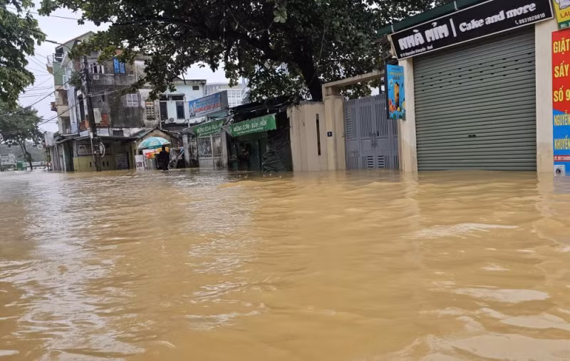 Trong mưa lũ càng nêu cao tinh thần vì nhân dân phục vụ -1