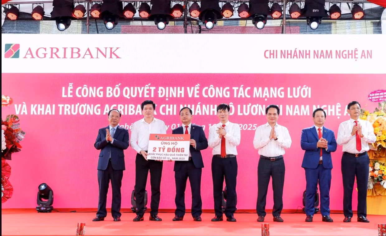 Agribank đồng hành cùng khách hàng và người dân khắc phục thiệt hại sau lũ -0